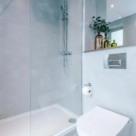 3 Bed Flat - Centre - Free Parking 公寓 *