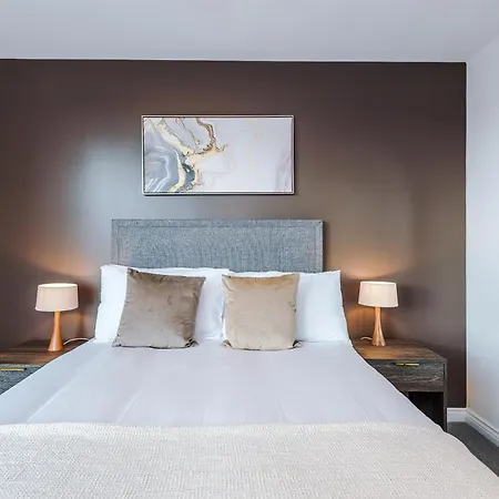 3 Bed Flat - Centre - Free Parking *