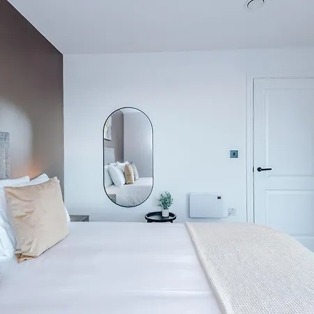 3 Bed Flat - Centre - Free Parking 公寓 *