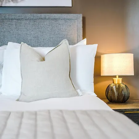 3 Bed Flat - Centre - Free Parking 公寓