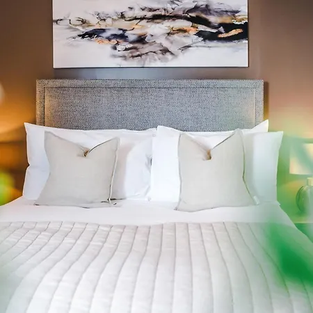 3 Bed Flat - Centre - Free Parking *